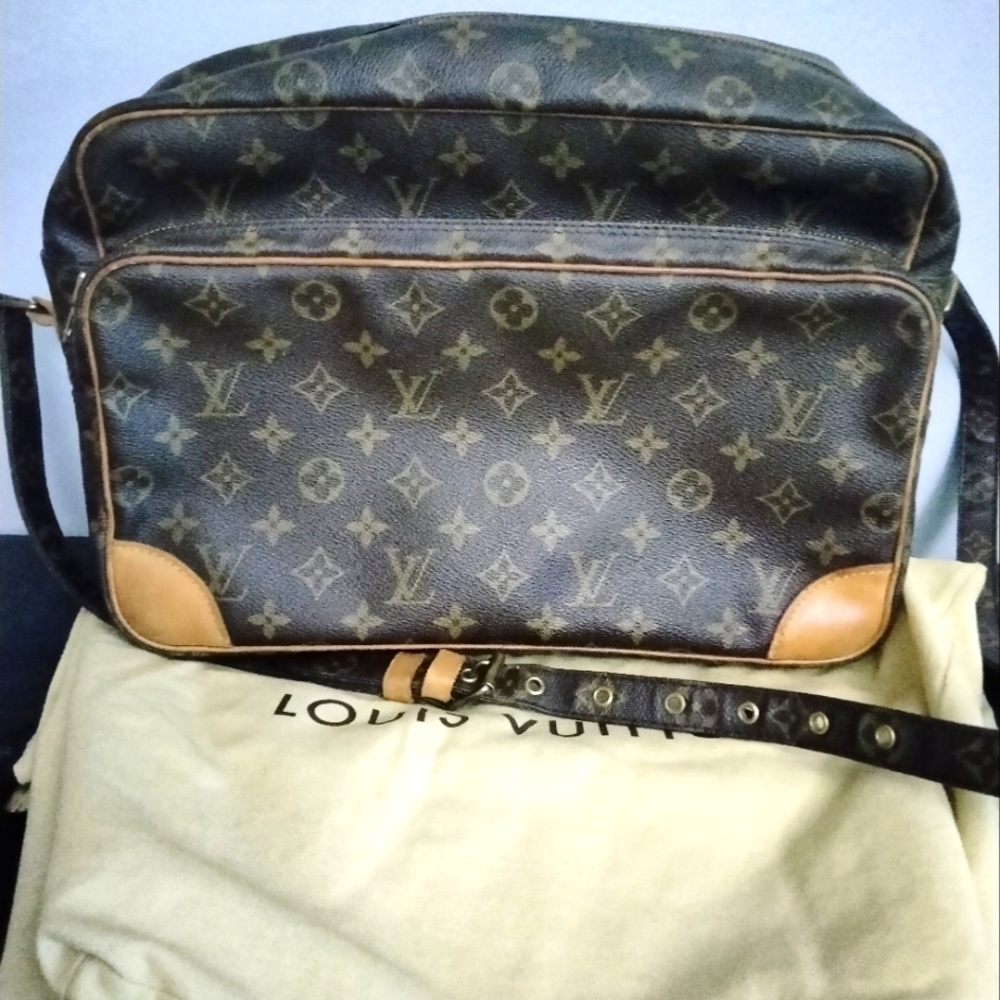 (SOLD)💯 Authentic Louis Vuitton Nile GM bag & dust bag